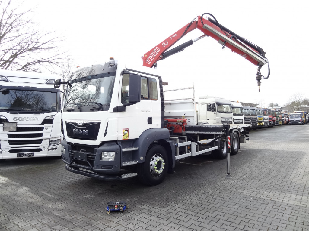 MAN TGS 26.320 6X4 BB mit Kran Fassi F175 - משאית צד נופל/ שטוחה, משאית מנוף: תמונה 1 MAN TGS 26.320 6X4 BB mit Kran Fassi F175 - משאית צד נופל/ שטוחה, משאית מנוף: תמונה 1