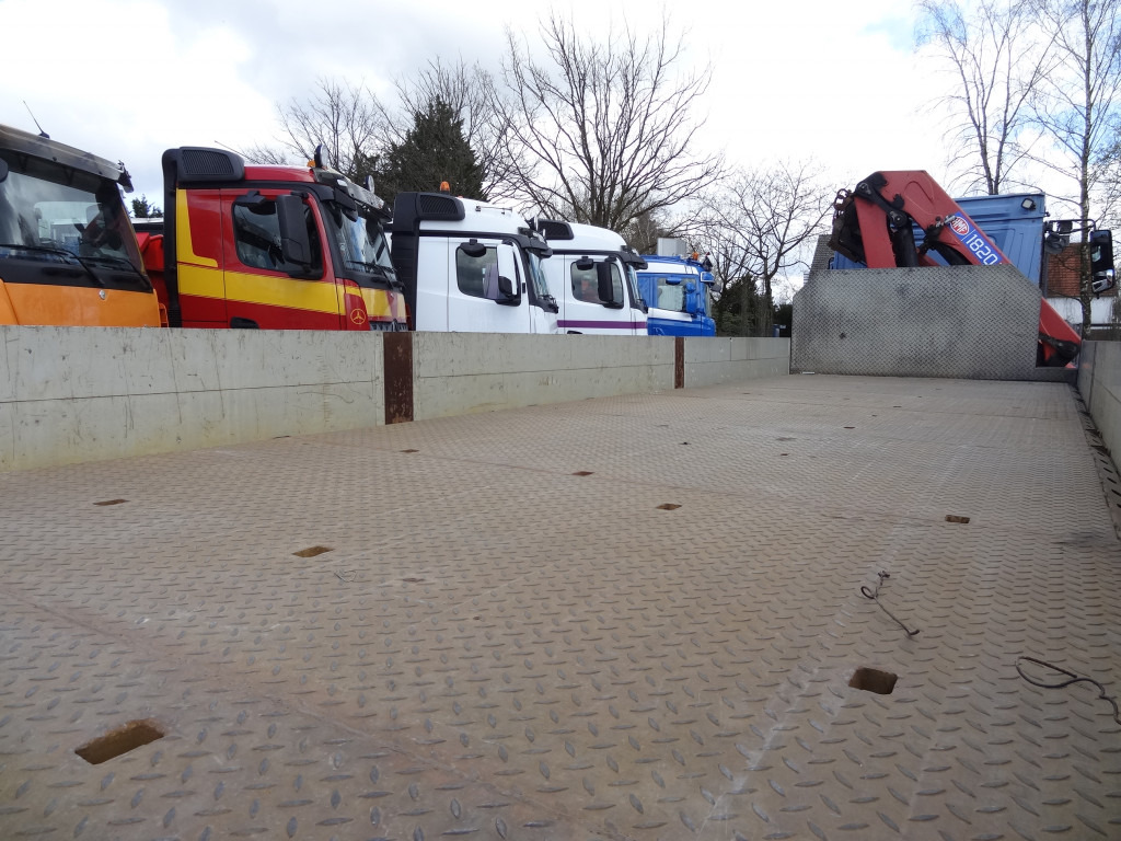 Mercedes-Benz Actros 2533 6X2 HMF 1820 Langmaterial - משאית צד נופל/ שטוחה, משאית מנוף: תמונה 2 Mercedes-Benz Actros 2533 6X2 HMF 1820 Langmaterial - משאית צד נופל/ שטוחה, משאית מנוף: תמונה 2