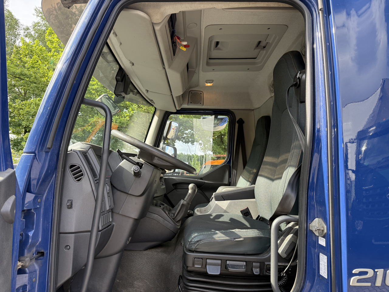 Volvo FL210 14 Tonner - משאית וילונות צד: תמונה 4 Volvo FL210 14 Tonner - משאית וילונות צד: תמונה 4