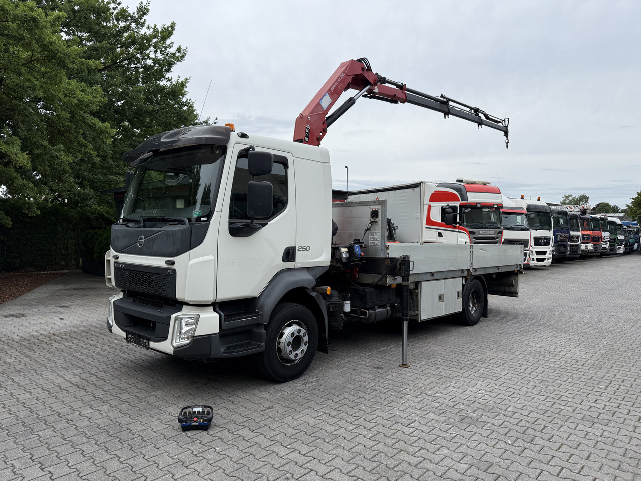 Volvo FL250.16 HMF 875 K3 - משאית צד נופל/ שטוחה, משאית מנוף: תמונה 1 Volvo FL250.16 HMF 875 K3 - משאית צד נופל/ שטוחה, משאית מנוף: תמונה 1