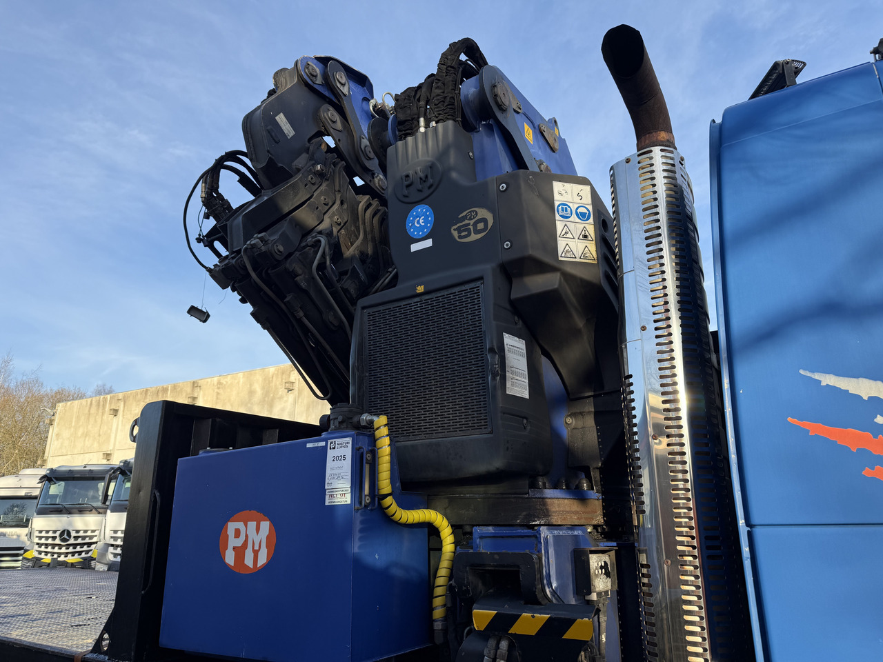 Volvo FM12 420 8X2 Kran PM 65026 bis 29 Meter - משאית צד נופל/ שטוחה, משאית מנוף: תמונה 3 Volvo FM12 420 8X2 Kran PM 65026 bis 29 Meter - משאית צד נופל/ שטוחה, משאית מנוף: תמונה 3