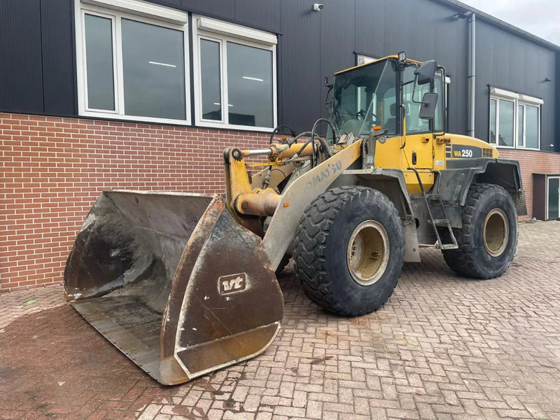 Komatsu WA250-5 - מעמיס גלגלים: תמונה 1 Komatsu WA250-5 - מעמיס גלגלים: תמונה 1
