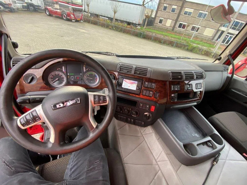 Interior photo 2: משאית תיבה DAF CF400 / CURTAIN SAILS / BIG PLATFORM 2500 KG / DEB / NAVI / FULL-AIR / LWDS / ACC / AUTOMATIC / EURO-6 / 2015
