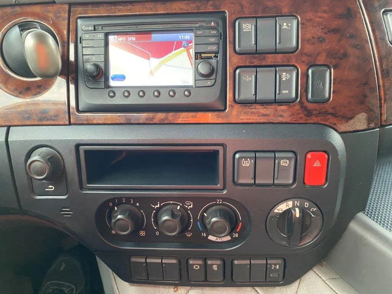 משאית תיבה DAF CF400 / CURTAIN SAILS / BIG PLATFORM 2500 KG / DEB / NAVI / FULL-AIR / LWDS / ACC / AUTOMATIC / EURO-6 / 2015: תמונה 17