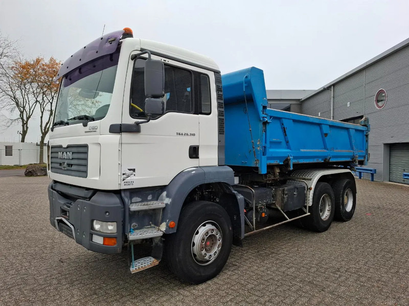MAN TGA 26.310 / 6X4 / 2XBIG AXLE / 2SIDE TIPPER / ONLY:545423 KM / TUV:06-05-2026 / FULL-STEEL / AIRCO / MANUAL / EURO-4 / 2005 - מזהיר: תמונה 3 MAN TGA 26.310 / 6X4 / 2XBIG AXLE / 2SIDE TIPPER / ONLY:545423 KM / TUV:06-05-2026 / FULL-STEEL / AIRCO / MANUAL / EURO-4 / 2005 - מזהיר: תמונה 3