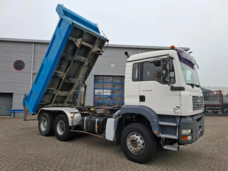 MAN TGA 26.310 / 6X4 / 2XBIG AXLE / 2SIDE TIPPER / ONLY:545423 KM / TUV:06-05-2026 / FULL-STEEL / AIRCO / MANUAL / EURO-4 / 2005 - מזהיר: תמונה 5 MAN TGA 26.310 / 6X4 / 2XBIG AXLE / 2SIDE TIPPER / ONLY:545423 KM / TUV:06-05-2026 / FULL-STEEL / AIRCO / MANUAL / EURO-4 / 2005 - מזהיר: תמונה 5