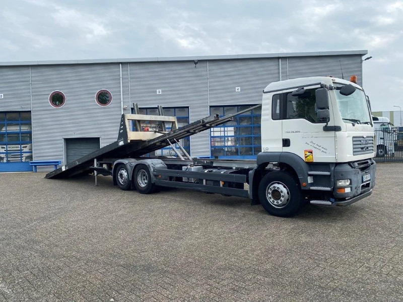 MAN TGA26.320 / SLIDING PLATEAU / WINCH / LIFT AXLE / MACHINE CARRIER / MANUAL / EURO-4 / 2007 - משאית צד נופל/ שטוחה: תמונה 3 MAN TGA26.320 / SLIDING PLATEAU / WINCH / LIFT AXLE / MACHINE CARRIER / MANUAL / EURO-4 / 2007 - משאית צד נופל/ שטוחה: תמונה 3