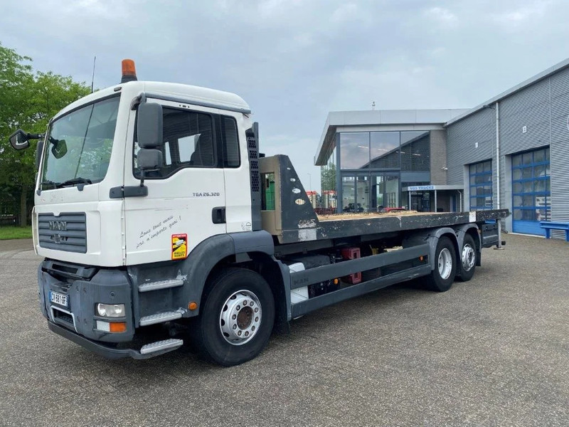 MAN TGA26.320 / SLIDING PLATEAU / WINCH / LIFT AXLE / MACHINE CARRIER / MANUAL / EURO-4 / 2007 - משאית צד נופל/ שטוחה: תמונה 2 MAN TGA26.320 / SLIDING PLATEAU / WINCH / LIFT AXLE / MACHINE CARRIER / MANUAL / EURO-4 / 2007 - משאית צד נופל/ שטוחה: תמונה 2
