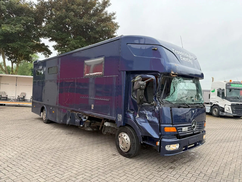Mercedes-Benz Atego 1223 / ENGINE RUNNING / ONLY:159450 KM / HORSETRUCK / HEATED BOX / WATERTANK / LIVING ROOM / EURO-2 / MANUAL / 1998 - משאית סוסים: תמונה 2 Mercedes-Benz Atego 1223 / ENGINE RUNNING / ONLY:159450 KM / HORSETRUCK / HEATED BOX / WATERTANK / LIVING ROOM / EURO-2 / MANUAL / 1998 - משאית סוסים: תמונה 2