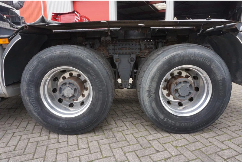 Interior photo 1: משאית עץ, משאית מנוף Volvo FH16-750 / ENGINE RUNNING / 6x4 / RETARDER / BIG AXLE / VEB+ / PALFINGER FD250 / EURO-6 / 2016