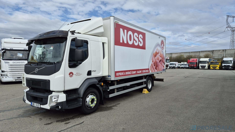VOLVO FL 250 BB EURO 6 - mrazírna + CARRIER XARIOS 600 EL MAXI - משאית קירור: תמונה 2 VOLVO FL 250 BB EURO 6 - mrazírna + CARRIER XARIOS 600 EL MAXI - משאית קירור: תמונה 2