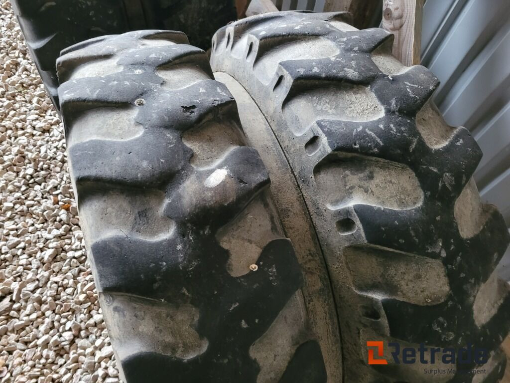 8 st däck på fälg till Volvo Grävmaskin 10,00-20 - חבילת גלגלים וצמיגים עבור מחפר: תמונה 4 8 st däck på fälg till Volvo Grävmaskin 10,00-20 - חבילת גלגלים וצמיגים עבור מחפר: תמונה 4