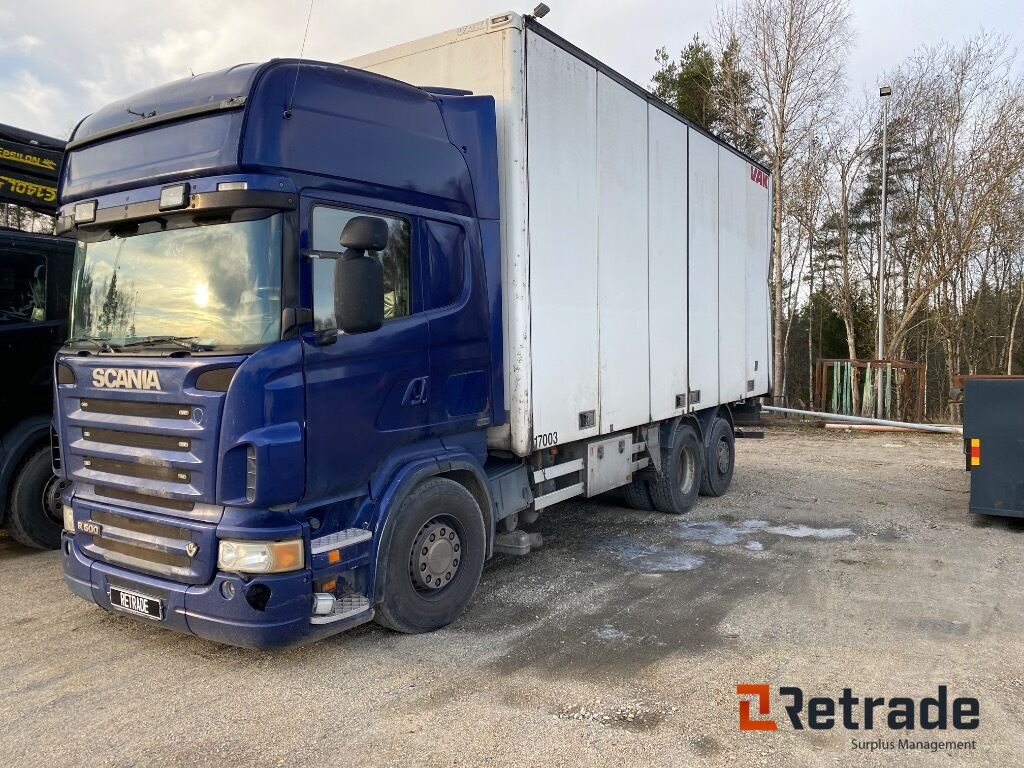 Skåpbil Scania R500LB6X2*4MNB Renoveringsobjekt - משאית תיבה: תמונה 1 Skåpbil Scania R500LB6X2*4MNB Renoveringsobjekt - משאית תיבה: תמונה 1