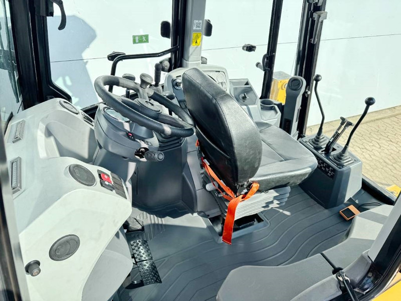 חָדָשׁ מחפרון Cat 424 4WD - Hammer Lines / Airco / Side Shift: תמונה 6