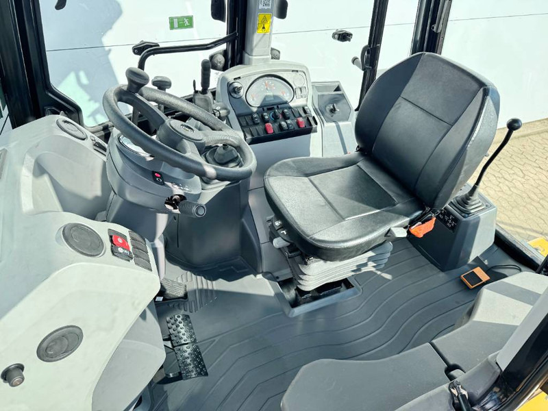 Cat 424 4WD - Hammer Lines / Airco - מחפרון: תמונה 5 Cat 424 4WD - Hammer Lines / Airco - מחפרון: תמונה 5