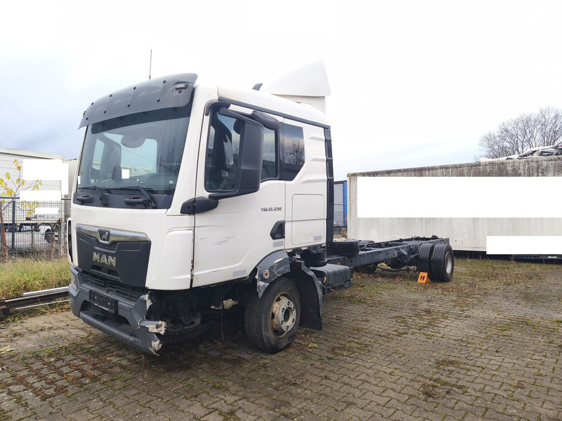 MAN TGL 12.250 Euro6 4x2 AHK - משאית עם שלדת תא: תמונה 1 MAN TGL 12.250 Euro6 4x2 AHK - משאית עם שלדת תא: תמונה 1
