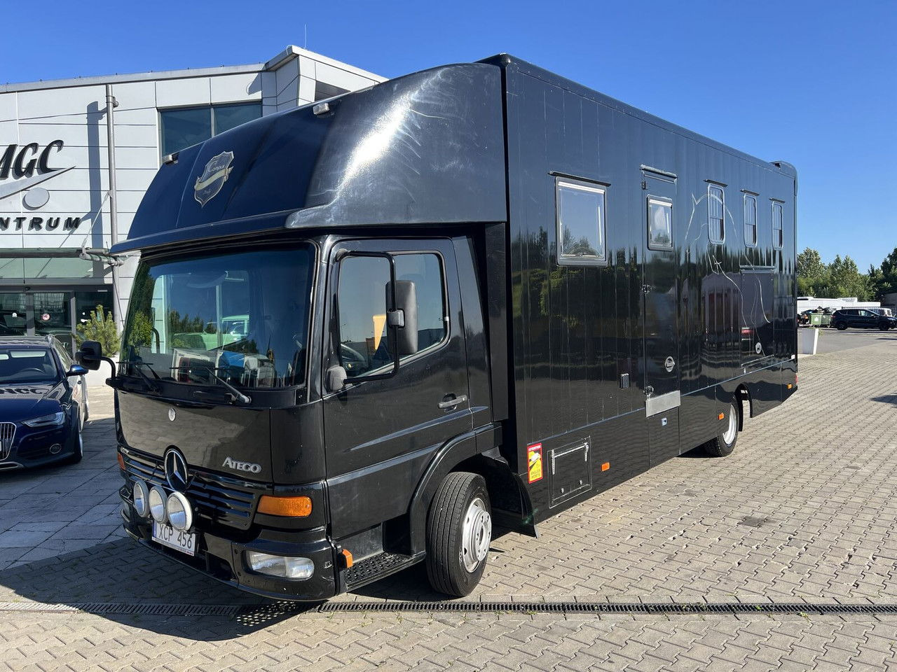 Mercedes-Benz Atego 815 For 4 horses + 3 people / like camper - משאית סוסים: תמונה 1 Mercedes-Benz Atego 815 For 4 horses + 3 people / like camper - משאית סוסים: תמונה 1