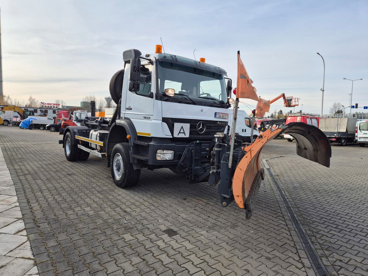 Mercedes-Benz Axor 1833 4X4 / Serviced / Schmidt Plow - מוביל מכולות/ משאית החלפת גוף: תמונה 4 Mercedes-Benz Axor 1833 4X4 / Serviced / Schmidt Plow - מוביל מכולות/ משאית החלפת גוף: תמונה 4
