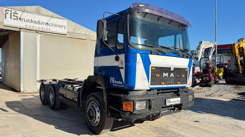 MAN 25.272 6x4 chassis- complete spring - משאית עם שלדת תא: תמונה 3 MAN 25.272 6x4 chassis- complete spring - משאית עם שלדת תא: תמונה 3