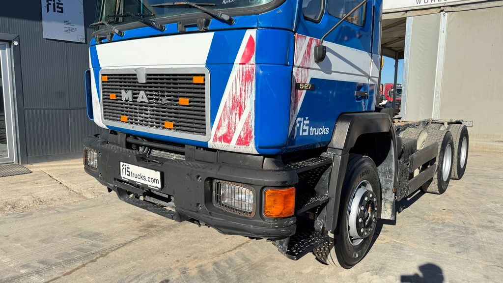 MAN 25.272 6x4 chassis- complete spring - משאית עם שלדת תא: תמונה 2 MAN 25.272 6x4 chassis- complete spring - משאית עם שלדת תא: תמונה 2