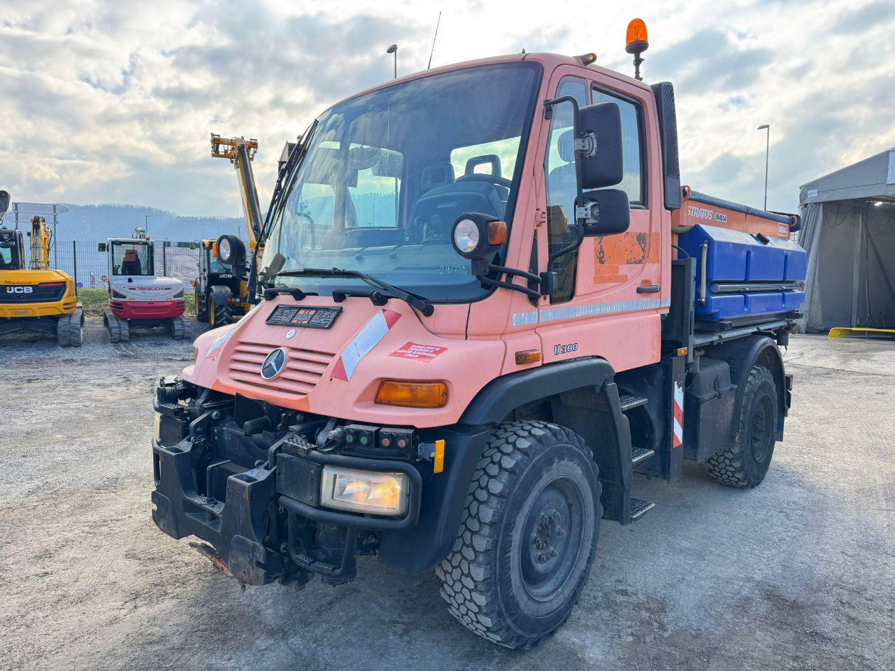 Mercedes-Benz Unimog U300 4x4 - Schmidt salt spreader 3m3 - משאית: תמונה 1 Mercedes-Benz Unimog U300 4x4 - Schmidt salt spreader 3m3 - משאית: תמונה 1
