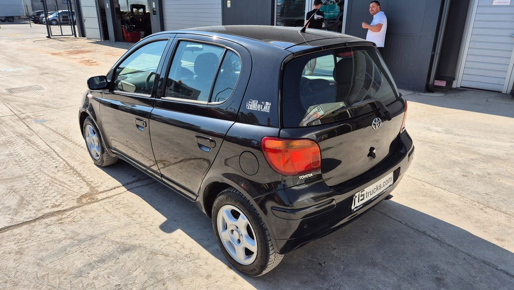 האצ'בק Toyota Yaris 1.3 - Petrol - 5 Doors - AC: תמונה 6