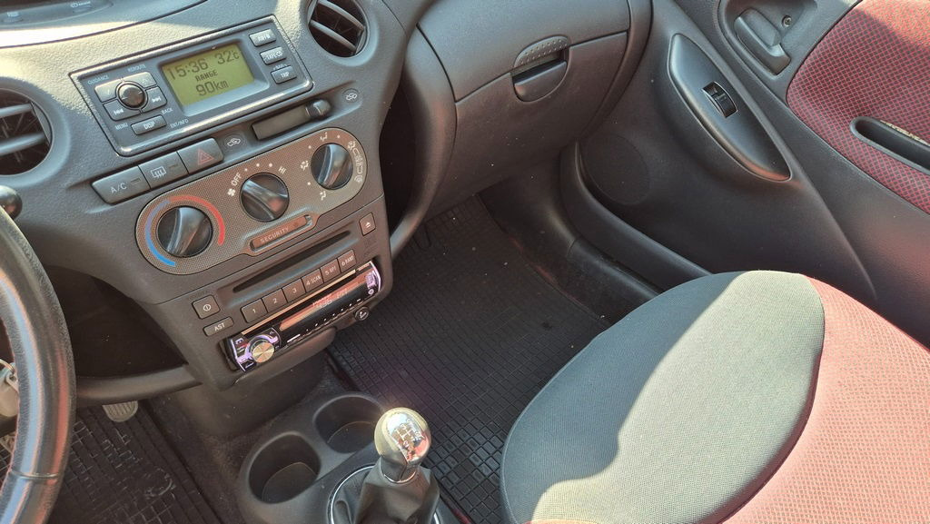 האצ'בק Toyota Yaris 1.3 - Petrol - 5 Doors - AC: תמונה 13