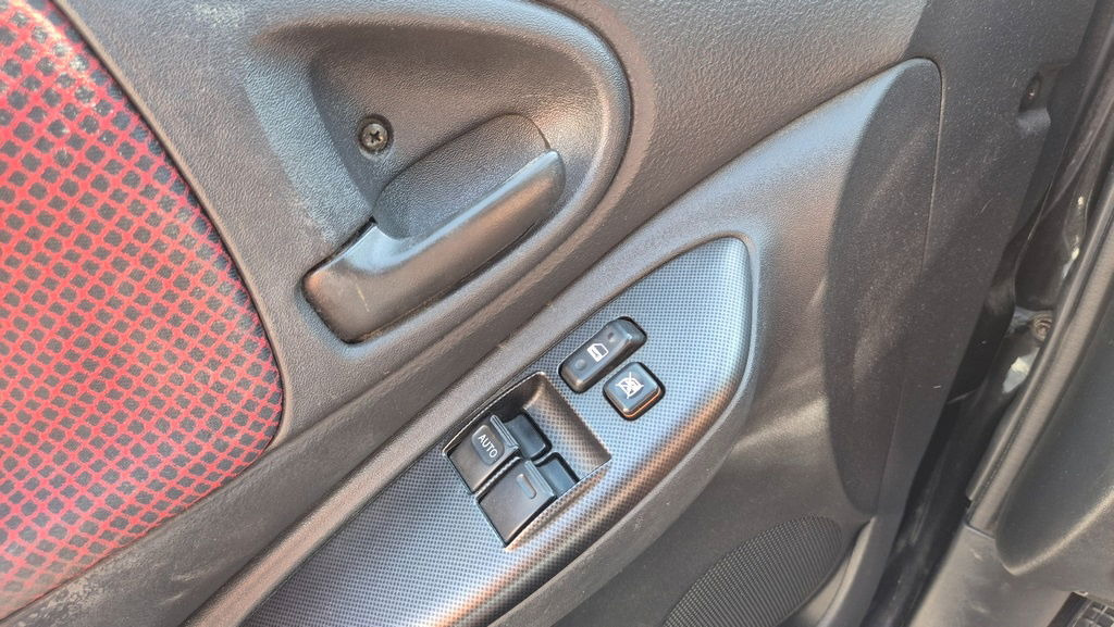 האצ'בק Toyota Yaris 1.3 - Petrol - 5 Doors - AC: תמונה 16