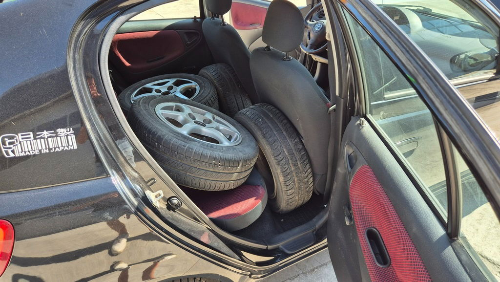 האצ'בק Toyota Yaris 1.3 - Petrol - 5 Doors - AC: תמונה 18