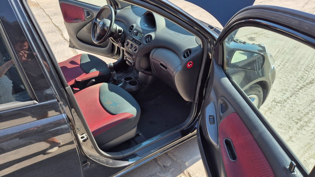 האצ'בק Toyota Yaris 1.3 - Petrol - 5 Doors - AC: תמונה 15