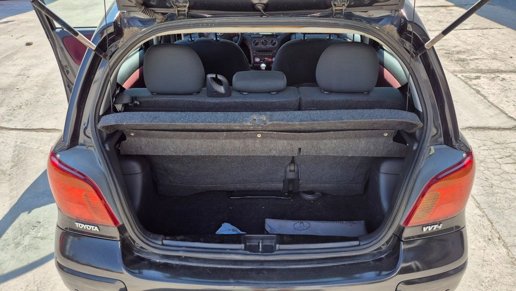 האצ'בק Toyota Yaris 1.3 - Petrol - 5 Doors - AC: תמונה 7