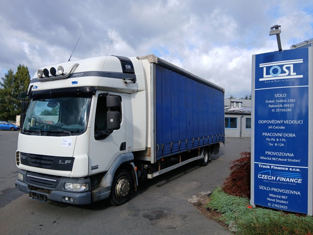 DAF LF45.220 EURO 4 - משאית וילונות צד: תמונה 1 DAF LF45.220 EURO 4 - משאית וילונות צד: תמונה 1