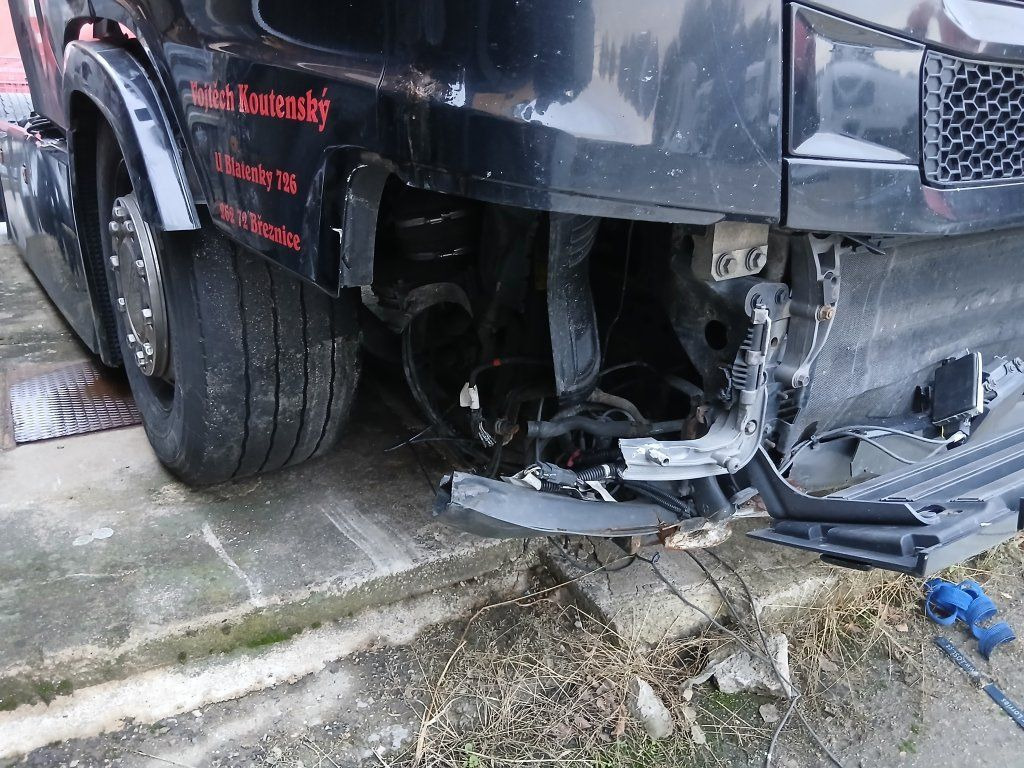 Scania R450 MEGA/lowdeck Unfall / damage - יחידת טרקטור: תמונה 4 Scania R450 MEGA/lowdeck Unfall / damage - יחידת טרקטור: תמונה 4
