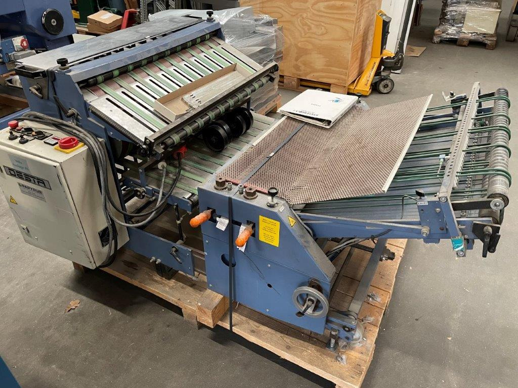 DESTA BAS-FSA 700 - combinable pressing unit with vertical stack delivery from 2006 - מכונות קיפול: תמונה 1 DESTA BAS-FSA 700 - combinable pressing unit with vertical stack delivery from 2006 - מכונות קיפול: תמונה 1