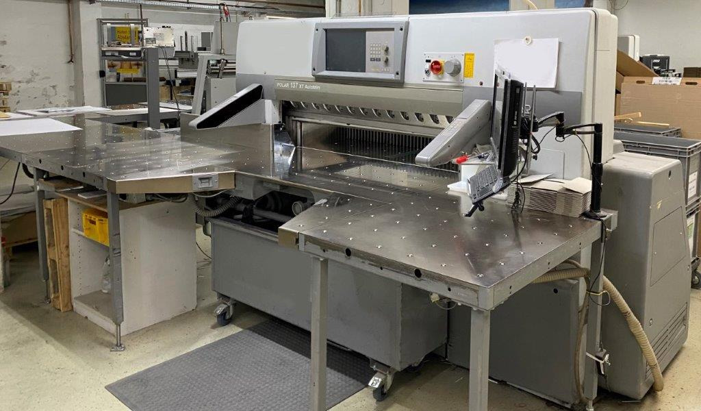 Large sized cutting system Polar 137 XT-AT with stacking lifter, automatic vibrator, scale and optional unloader - מכונת חיתוך נייר: תמונה 1 Large sized cutting system Polar 137 XT-AT with stacking lifter, automatic vibrator, scale and optional unloader - מכונת חיתוך נייר: תמונה 1