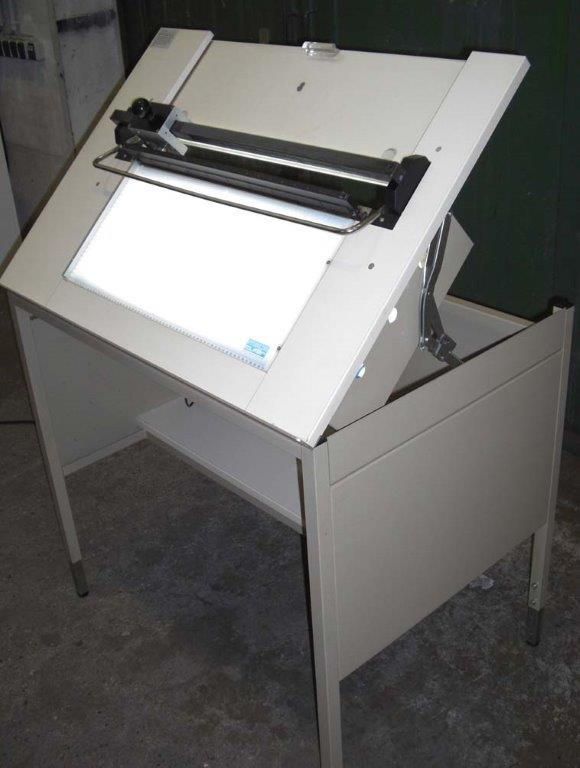 Mega steel cutter 699-2 on light table with waste box - מכונת חיתוך נייר: תמונה 2 Mega steel cutter 699-2 on light table with waste box - מכונת חיתוך נייר: תמונה 2