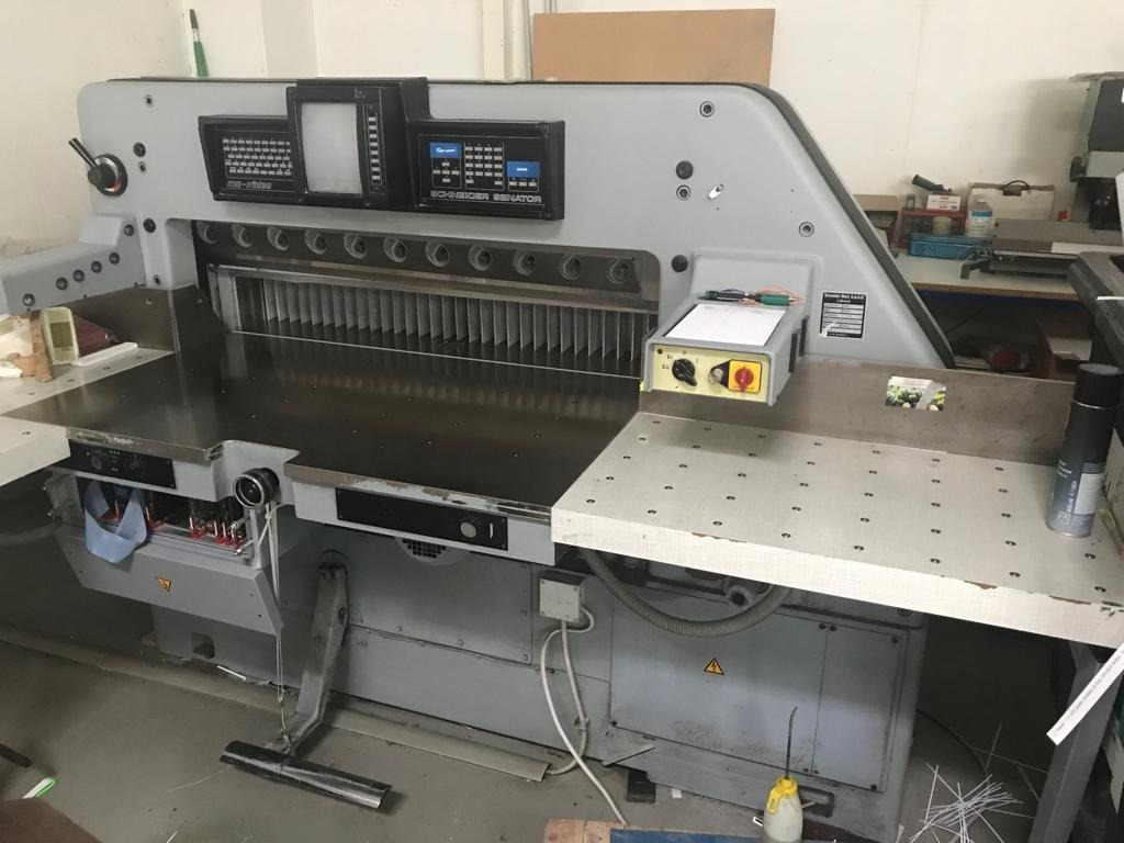 Schneider SENATOR cutting machine 115 MC - מכונת חיתוך נייר: תמונה 1 Schneider SENATOR cutting machine 115 MC - מכונת חיתוך נייר: תמונה 1