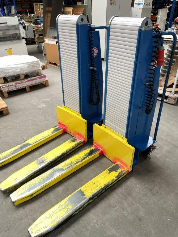Two electric pallet lifters Butler 1200 - משאית משטחים: תמונה 1 Two electric pallet lifters Butler 1200 - משאית משטחים: תמונה 1
