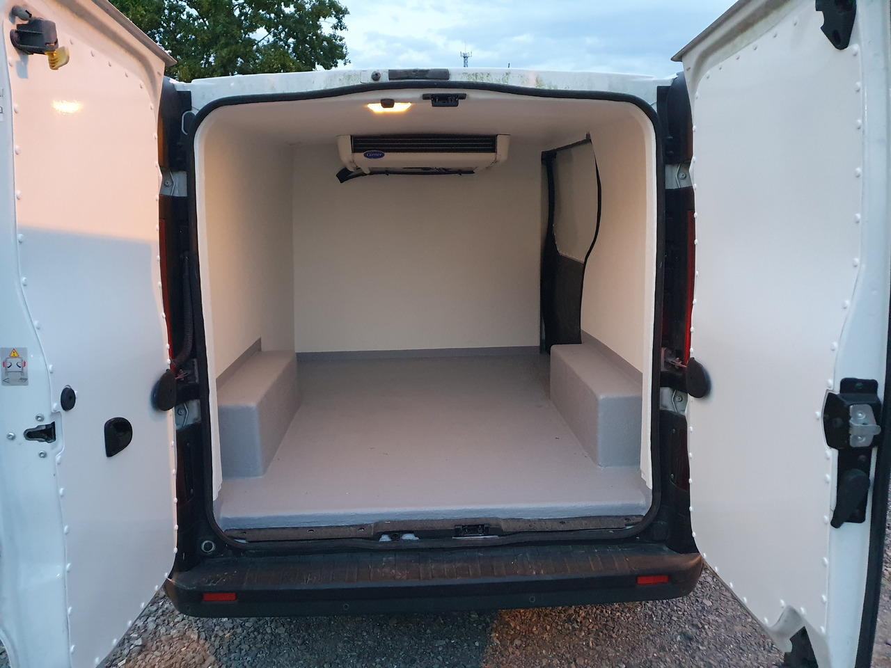 Opel VIVARO CHLODNIA CARRIER+230V KLIMA NAVI EURO6 - כלי רכב מסחרי לקירור: תמונה 2 Opel VIVARO CHLODNIA CARRIER+230V KLIMA NAVI EURO6 - כלי רכב מסחרי לקירור: תמונה 2