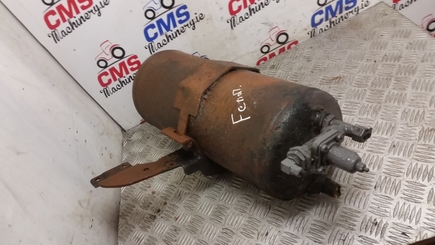 Fendt 412 Vario Air Tank Assembly With Brackets And Valve 72365839 - חלקי בלמים עבור טרקטור חקלאי: תמונה 2 Fendt 412 Vario Air Tank Assembly With Brackets And Valve 72365839 - חלקי בלמים עבור טרקטור חקלאי: תמונה 2