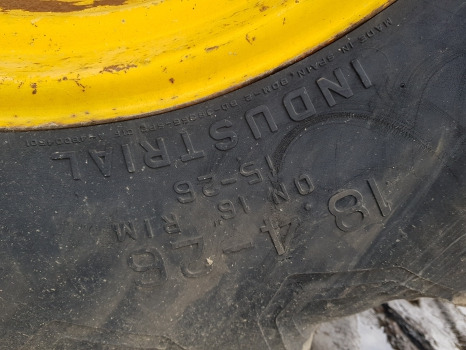 Fermec 860 Rear Wheel Pair 18.4-26 - חבילת גלגלים וצמיגים עבור מכונה חקלאית: תמונה 2 Fermec 860 Rear Wheel Pair 18.4-26 - חבילת גלגלים וצמיגים עבור מכונה חקלאית: תמונה 2