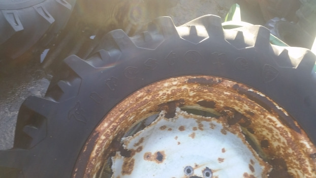 Fiat 90-90, 90 Series Rear Wheel And Tyre 16.9 R34 - חבילת גלגלים וצמיגים עבור מכונה חקלאית: תמונה 2 Fiat 90-90, 90 Series Rear Wheel And Tyre 16.9 R34 - חבילת גלגלים וצמיגים עבור מכונה חקלאית: תמונה 2