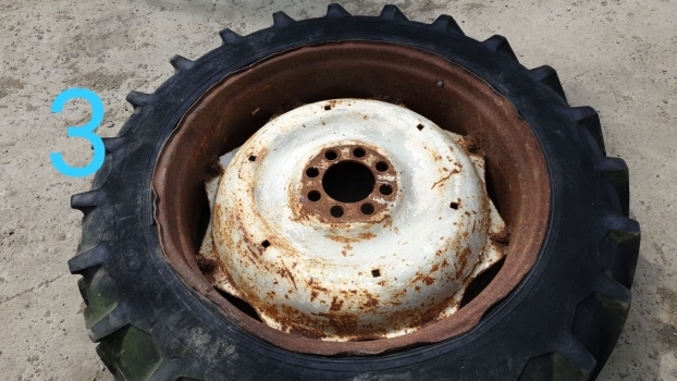 Ford 13.6 R36 Wheel 8 Stud - חבילת גלגלים וצמיגים עבור טרקטור חקלאי: תמונה 3 Ford 13.6 R36 Wheel 8 Stud - חבילת גלגלים וצמיגים עבור טרקטור חקלאי: תמונה 3