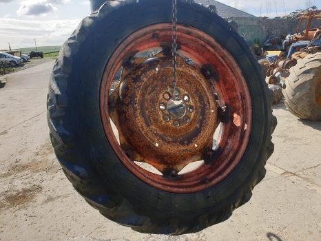 Ford 13.6 R38 Wheel - חבילת גלגלים וצמיגים עבור טרקטור חקלאי: תמונה 4 Ford 13.6 R38 Wheel - חבילת גלגלים וצמיגים עבור טרקטור חקלאי: תמונה 4