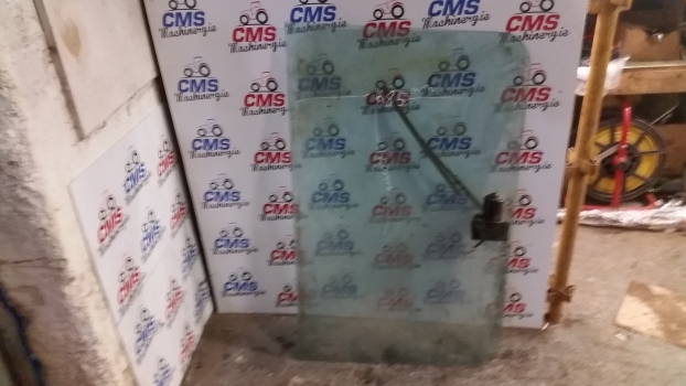 Ford 4600 Lamourne Front Window - חלון וחלקים עבור טרקטור חקלאי: תמונה 1 Ford 4600 Lamourne Front Window - חלון וחלקים עבור טרקטור חקלאי: תמונה 1