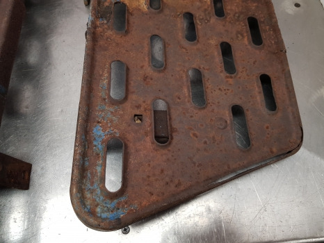 Ford Dexta, Super Dexta Cab Footstep Pair 957e16472a, 957e16473b - מערכת כניסת אוויר: תמונה 5 Ford Dexta, Super Dexta Cab Footstep Pair 957e16472a, 957e16473b - מערכת כניסת אוויר: תמונה 5