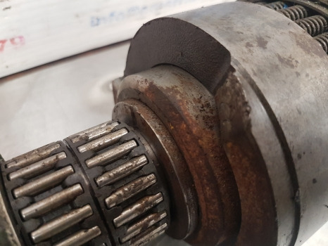 Ford New Holland 7840, Ts, 40 Series Sle 8240 Transmission 4wd Shaft 81867433 - תמסורת: תמונה 3 Ford New Holland 7840, Ts, 40 Series Sle 8240 Transmission 4wd Shaft 81867433 - תמסורת: תמונה 3