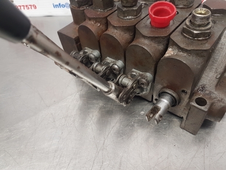 Ford New Holland Case, Massey Ferguson, Kontak Spool Valve Assy 1522, 3534 - חלקי הידרוליקה: תמונה 5 Ford New Holland Case, Massey Ferguson, Kontak Spool Valve Assy 1522, 3534 - חלקי הידרוליקה: תמונה 5