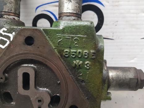 John Deere 6800, 6100 Hydraulic Auxiliary Spool Valve Al75842, Al171118, 8506e - חלקי הידרוליקה: תמונה 2 John Deere 6800, 6100 Hydraulic Auxiliary Spool Valve Al75842, Al171118, 8506e - חלקי הידרוליקה: תמונה 2