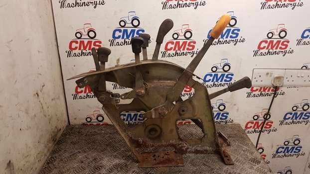 Massey Ferguson 4255 Cab Lift Rear Console Controls 3814519m92 - תא ופנים הרכב עבור טרקטור חקלאי: תמונה 5 Massey Ferguson 4255 Cab Lift Rear Console Controls 3814519m92 - תא ופנים הרכב עבור טרקטור חקלאי: תמונה 5